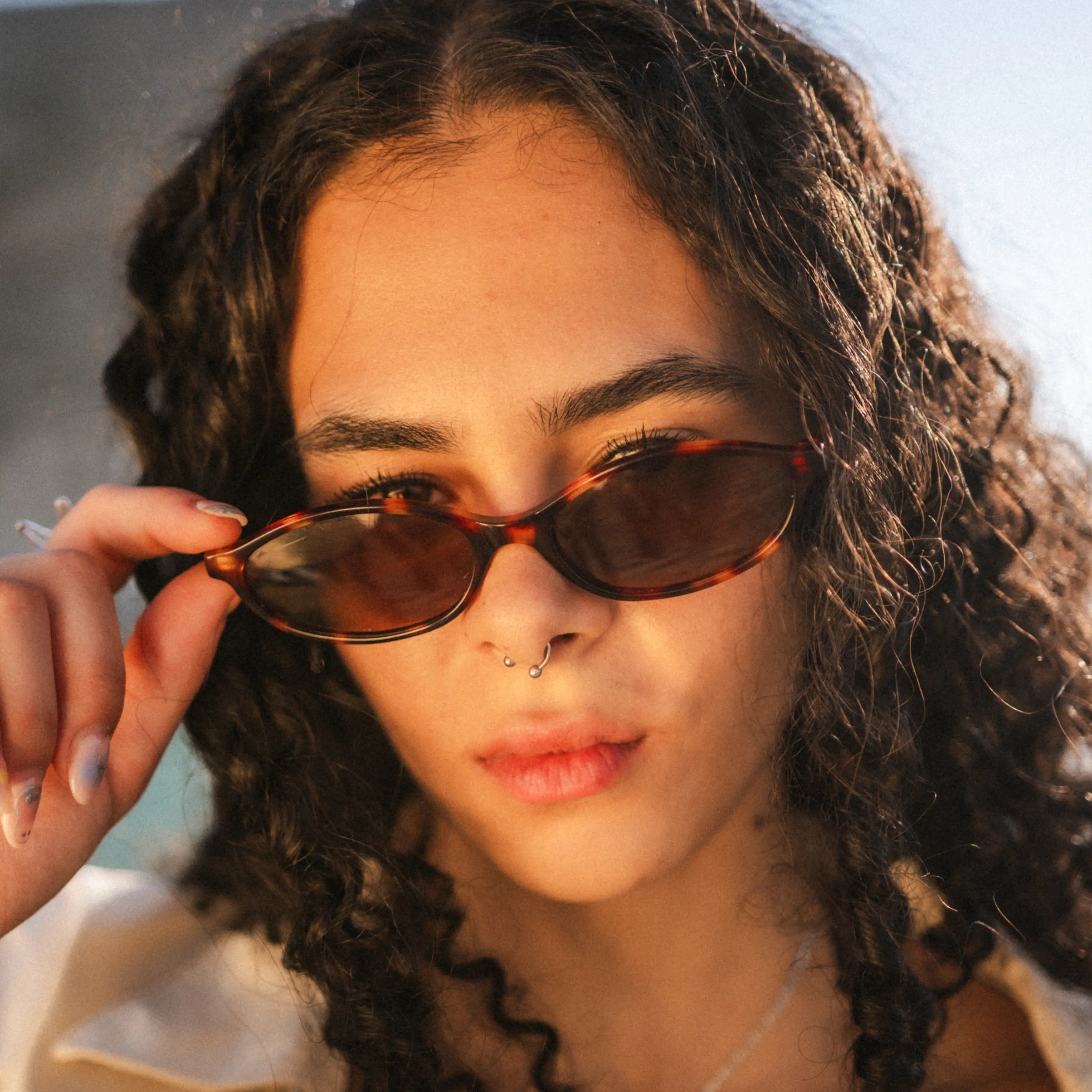 Óculos de Sol Luna – Oval Feminino Minimalista de Verão | Aurora